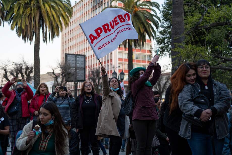 Decenas de personas acuden al cierre de la campaña por el "Apruebo" de la nueva Constitución en la Plaza Victoria de Valparaíso (Chile). Los chilenos decidirán este domingo si aprueban la propuesta elaborada de la nueva constitución tras tres años de protestas.