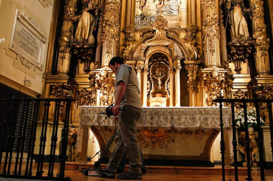 Casi cuatrocientos años después de la muerte de Miguel de Cervantes, hoy comienzó la búsqueda de sus restos mortales en el Convento de las Trinitarias , donde se cree que fue enterrado en cumplimiento de su expreso deseo.Jamás antes se ha tratado de localizar la tumba del escritor fallecido en 1616, a pesar de que un estudio de la Real Academia Española documentó que sus restos nunca salieron de las Trinitarias.