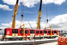 Fin de la travesía del primer tren del Metro: en ocho meses rodará en el viaducto