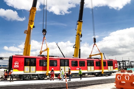 Fin de la travesía del primer tren del Metro: en ocho meses rodará en el viaducto