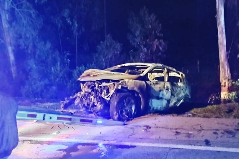 Una mujer murió atrapada en un vehículo, tras un accidente en el kilómetro 18 de la vía Bogotá-Tunja.