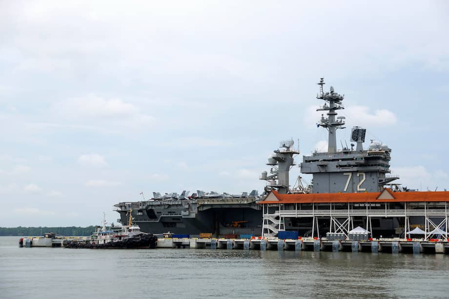 El portaaviones de la clase Nimitz USS Abraham Lincoln, atracado en Port Klang, a las afueras de Kuala Lumpur, Malasia, el 26 de noviembre de 2024.