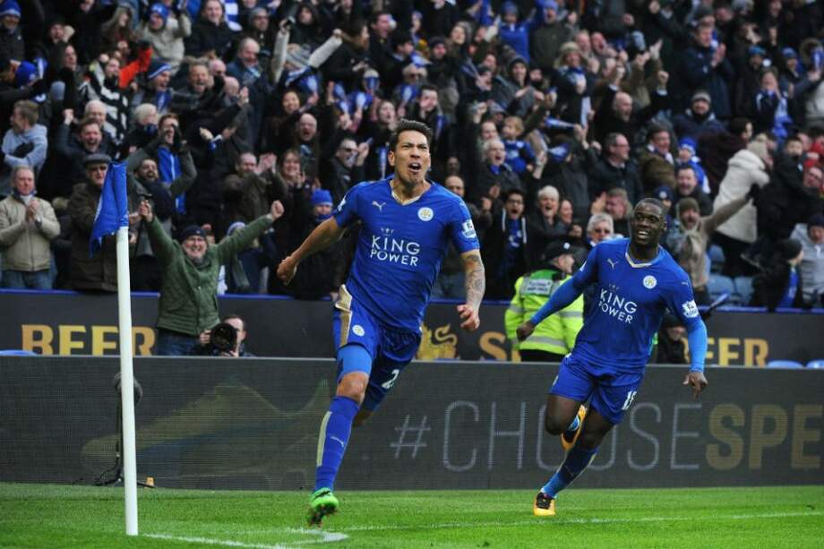 Leonardo Ulloa celebra el tanto contra el Norwich City. Foto: AFP