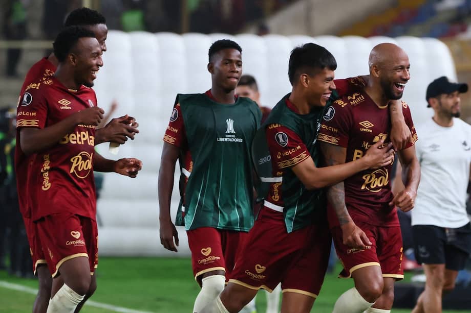 Deportes Tolima en un partido de la fase de grupos de la Copa CONMEBOL Libertadores de América 2026 contra Universitario Deportes de Perú en el estadio Marathon en Lima.