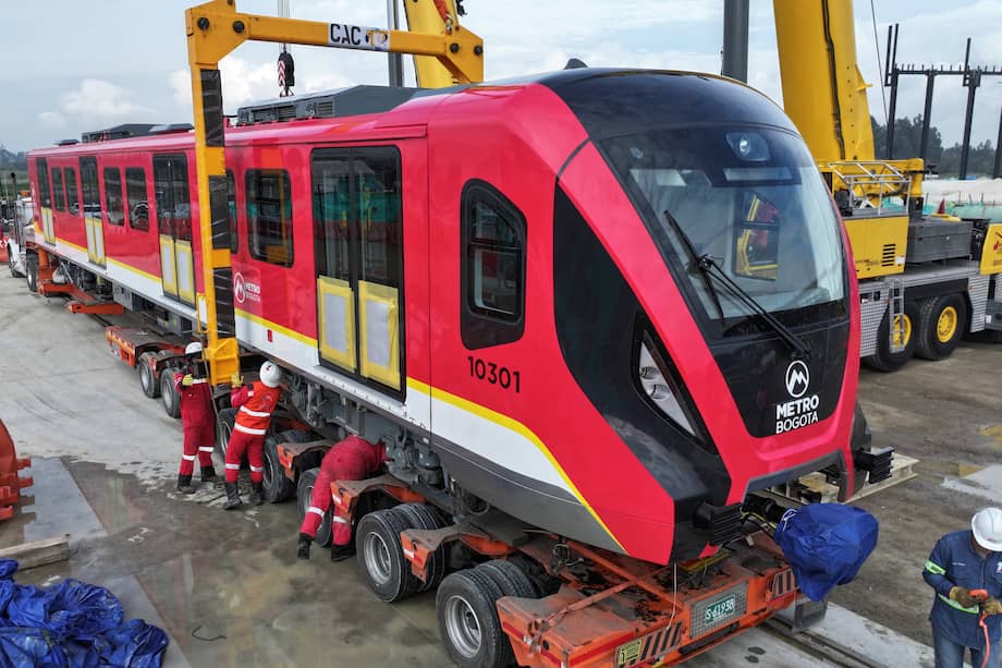 Al mismo tiempo, el primer tren, ya en el patio taller de Bosa, tiene previsto comenzar pruebas sobre 5,7 km del viaducto en menos de ocho meses, un hito clave para el ambicioso proyecto de movilidad.