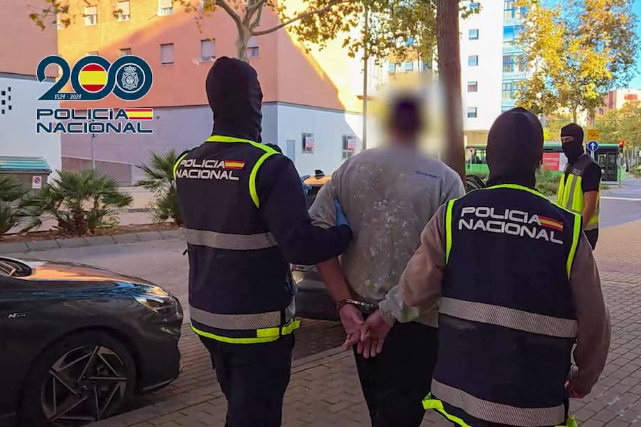 En esta imagen fija del video publicado el 1 de diciembre de 2025 por la Policía Nacional de España, se detiene a un sospechoso en la provincia de Castellón acusado de pertenecer a una rama española de The Base, una organización neonazi supremacista.