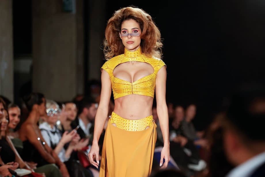 Una modelo desfila un diseño del colombiano Jorge Duque, quien presentó su colección 'Gabinete de curiosidades latinas', en Bogotá Fashion Week. / EFE/ Mauricio Dueñas Castañeda