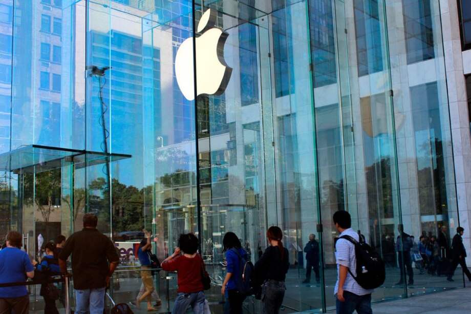 "Cuantos más clientes utilicen nuestros mapas, más serán mejorados" indicó el director general de Apple, Tim Cook. Foto: AFP