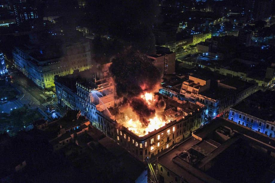 Incendio de un edificio en el centro de Lima.