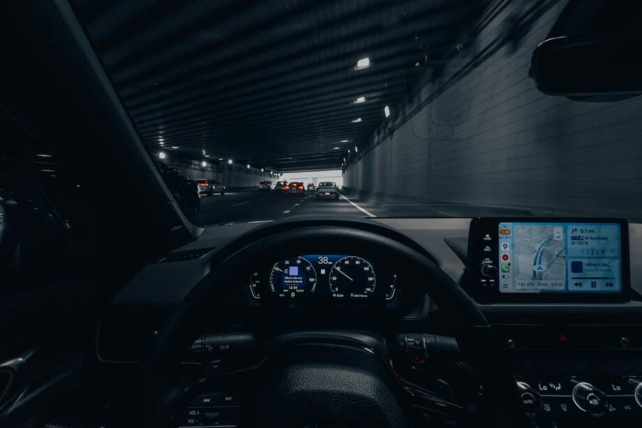 Este fenómeno merece atención porque limita la percepción lateral, un punto importante para tomar decisiones seguras en la vía.