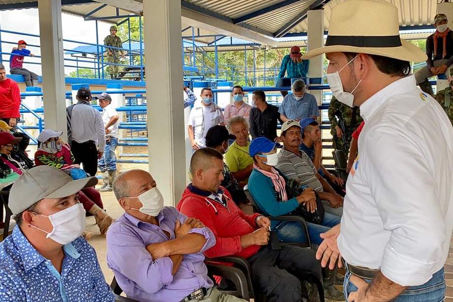 Juan Guillermo Zuluaga, gobernador del Meta, conversa con campesinos del sur del departamento sobre la erradicación de cultivos de uso ilícito y la presencia de grupos armados ilegales.