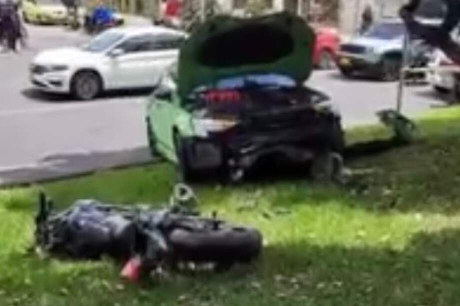 Las autoridades hicieron presencia en el lugar para poder extraer el cuerpo del motero que se encontraba debajo del carro.