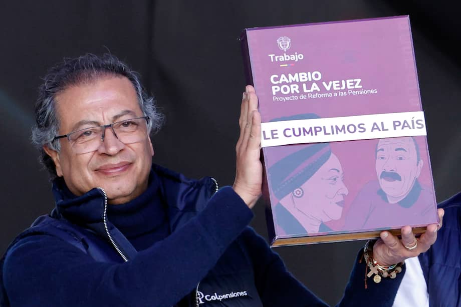 El presidente Gustavo Petro con el documento de la reforma pensional.