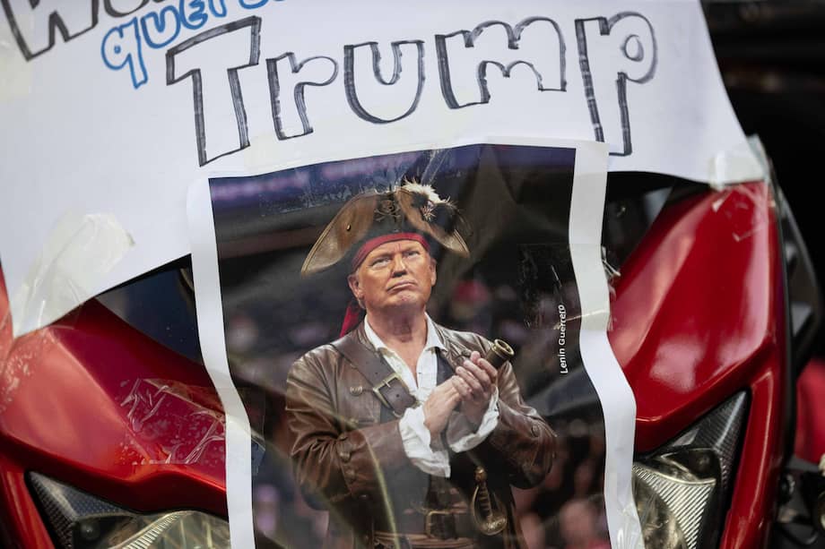 Fotografía que muestra un cartel con la imagen del presidente de los Estados Unidos, Donald Trump, durante una caravana de motociclistas este lunes, en Caracas (Venezuela).