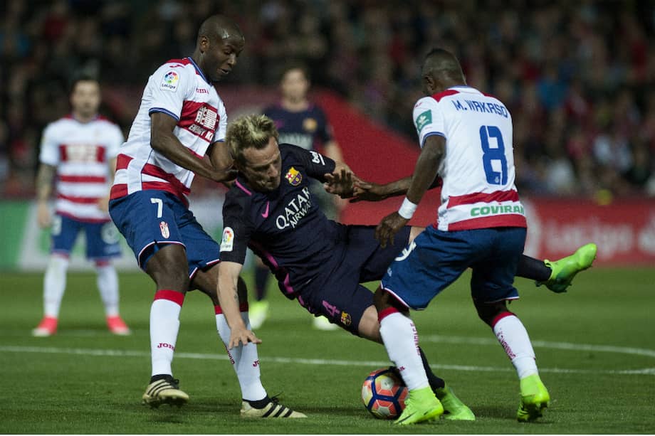 El delantero colombiano Adrián Rmos (i) durante el partido que perdió Granada ante Barcelona. / AFP