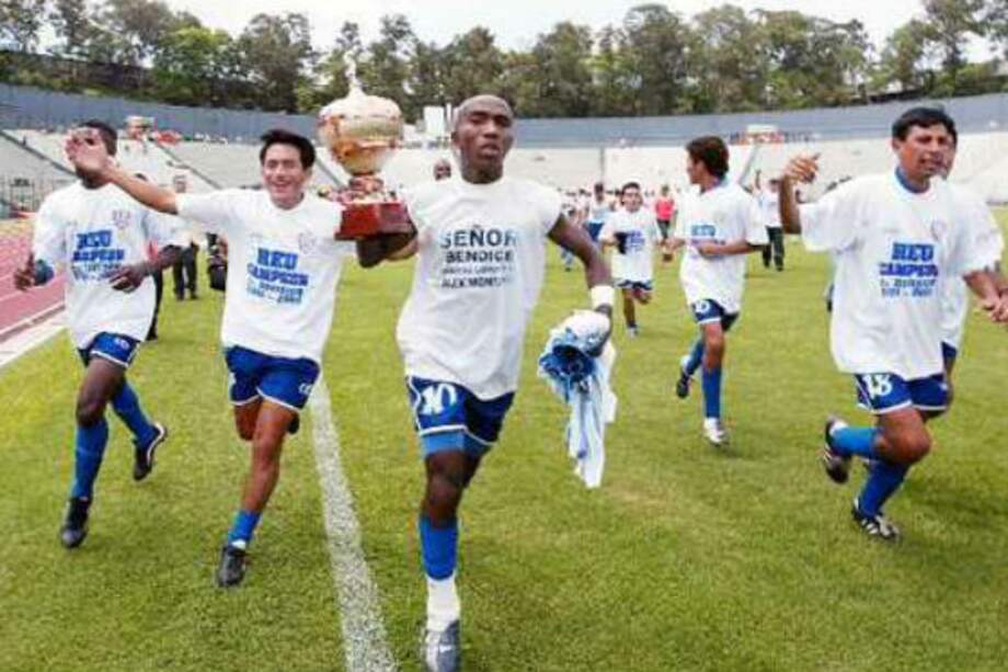 El exfutbolista Alex Montaño porta la copa cuando Juventud Retalteca fue campeón en el 2002 .