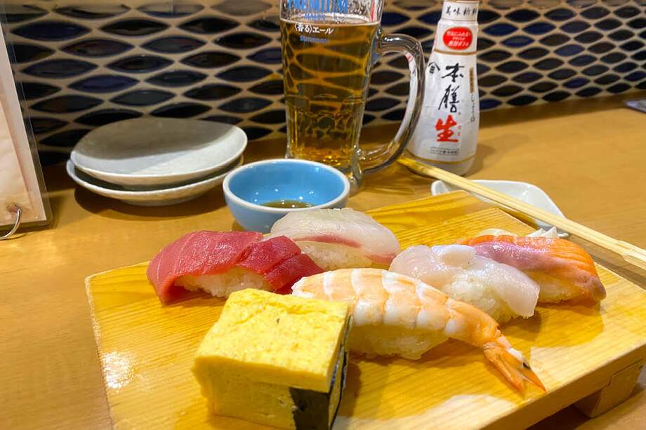 Plato de sushi en el barrio tradicional de Okachimachi, en Tokio.