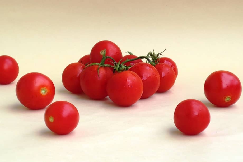 El tomate cherry (Solanum lycopersicum var. cerasiforme) es una variedad de tomate de pequeño tamaño, conocida por su sabor dulce y su versatilidad en la cocina.