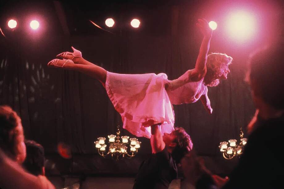 "Dirty Dancing", estrenada en 1987, narra el apasionado romance entre una joven (Jennifer Grey) y su profesor de baile (Patrick Swayze).