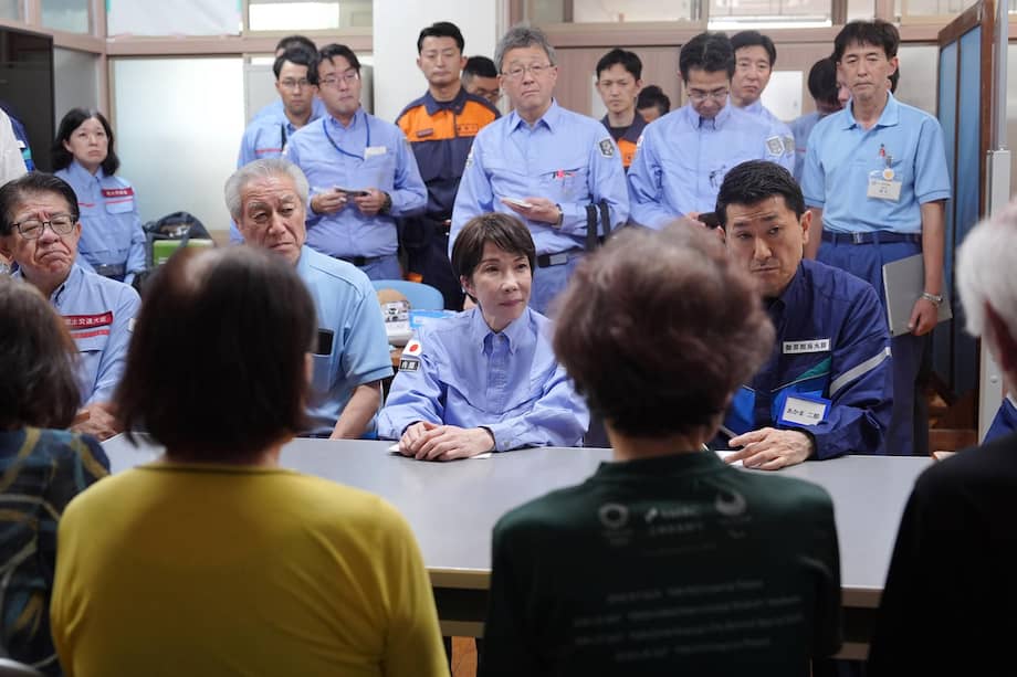 HIKAWA (Japón), 03/08/2026.- La primera ministra de Japón, Sanae Takaichi (centro), se reúne con residentes locales en la escuela secundaria Hikawa —que sirve como refugio de evacuación— en Hikawa, prefectura de Kumamoto (suroeste de Japón), el 3 de agosto de 2026. Al menos 38 personas fallecieron tras un terremoto de magnitud 7,1 ocurrido el 28 de julio, el cual dañó infraestructuras críticas y dejó a decenas de miles de residentes sin electricidad ni agua.