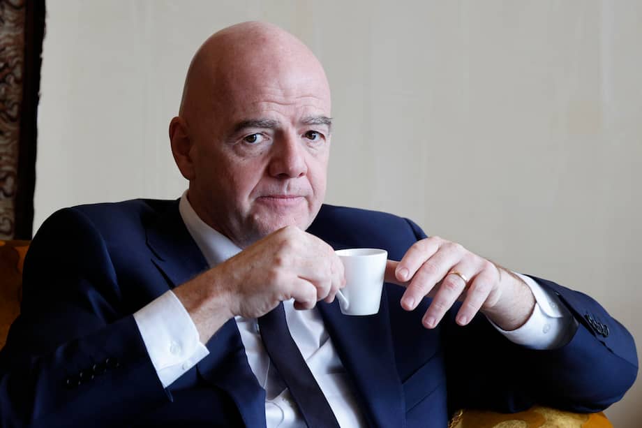 El presidente de la FIFA, Gianni Infantino, se reúne al margen de la asamblea electiva de la federación italiana de fútbol (FIGC), en Roma, Italia, el 3 de febrero de 2025. La FIGC celebra una asamblea para elegir a su nuevo presidente, siendo el presidente en funciones, Gravina, el único candidato