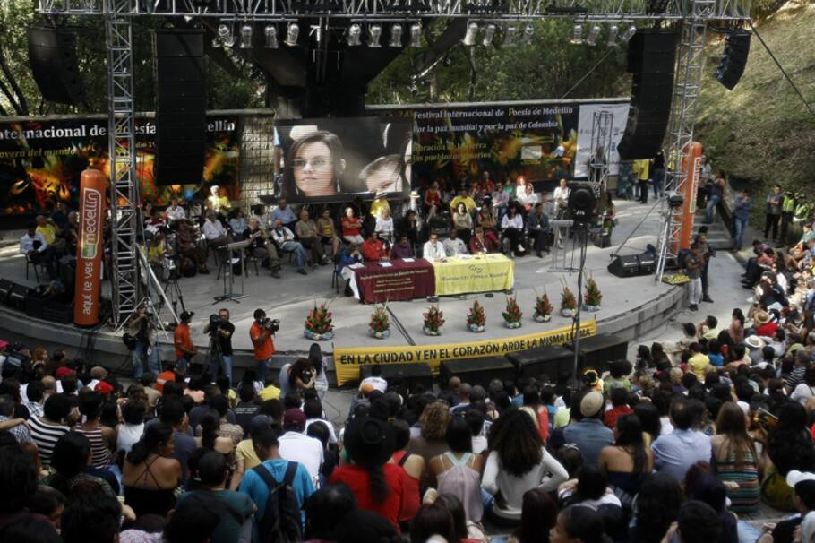 MED704. MEDELLÍN (COLOMBIA), 19/07/2014.- Fotografía de la inauguración del 24 Festival Internacional de Poesía de Medellín hoy, sábado 19 de julio de 2014, en Medellín (Colombia). El Festival Internacional de Poesía de Medellín inauguró hoy su vigésima edición con una apuesta por la paz en Colombia y un homenaje a los pueblos originarios y sus culturas, protagonistas del certamen que se alargará hasta el próximo día 27 en la capital antioqueña. Decenas de poetas de los cinco continentes debatieron agrupados en el teatro al aire libre del Cerro Nutibara sobre la paz en Colombia, un acto inaugural en apoyo a los diálogos entre el Gobierno y las FARC en la Habana y los esfuerzos del mutuo entendimiento de ambas partes. EFE/LUIS EDUARDO NORIEGA
