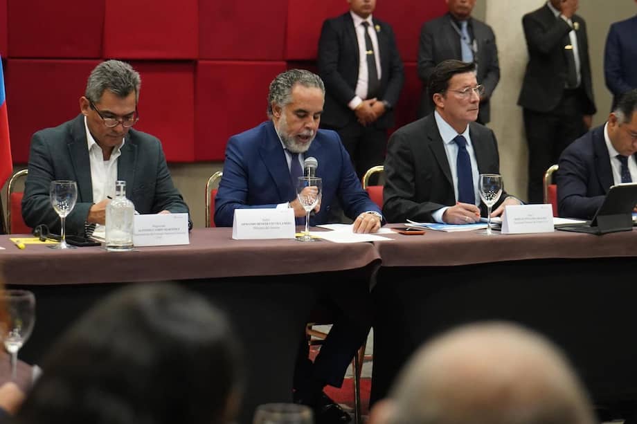 Delegado de la UNP, ministro del interior Armando Benedetti, registrador Hernán Penagos durante la primera Comisión Nacional para la Coordinación y Seguimiento Electoral.