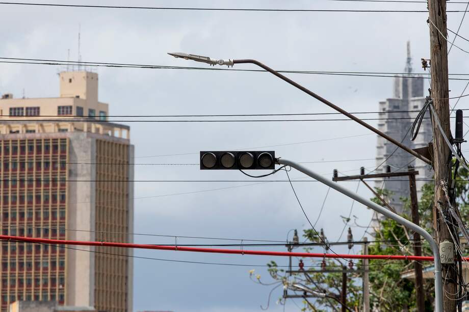 La corriente eléctrica regresó este jueves a contadas áreas de Cuba, dos días después de que el huracán Ian dejó completamente a oscuras a la isla y desencadenó la parálisis de las telecomunicaciones y el abasto de agua en gran parte del país.
