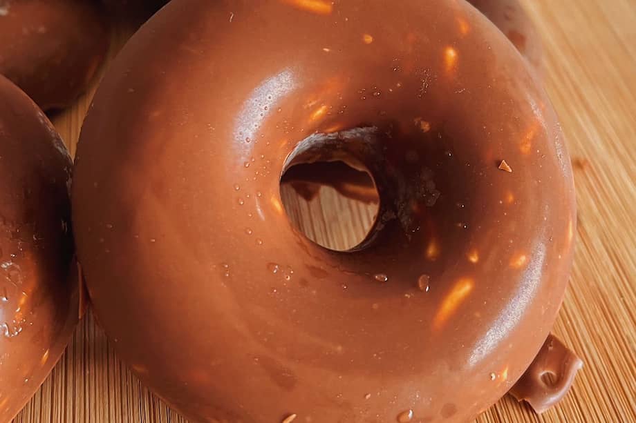 Prepara estas donas de arroz soplado con mantequilla de maní, aceite de coco y cobertura de chocolate.