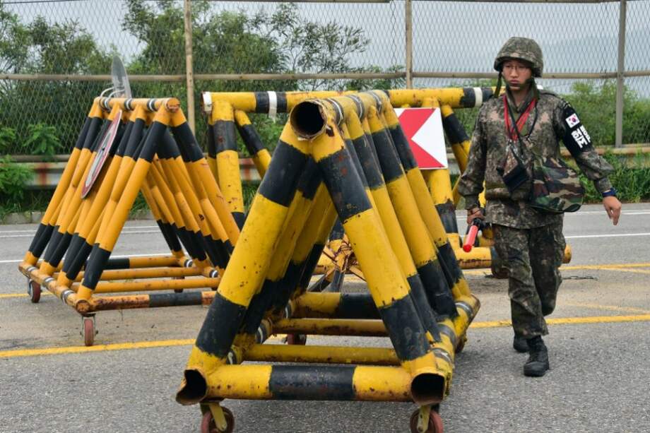 Un soldado de Corea del Sur establece una barricada en la carretera que conduce al complejo industrial de Kaesong conjunta de Corea del Norte en un puesto de control militar en la ciudad fronteriza de Paju. / AFP