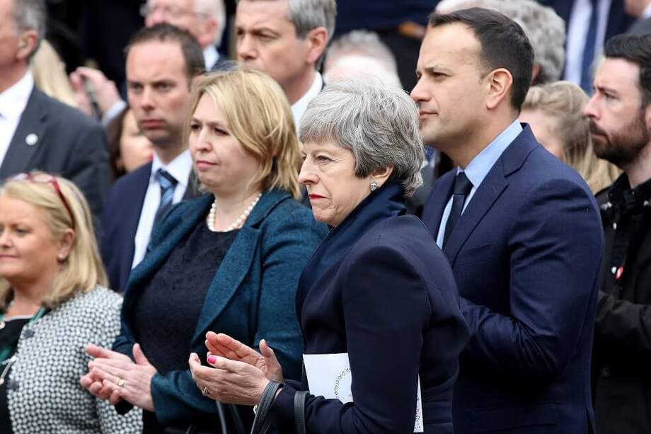 La primera ministra británica, Theresa May, y el primer ministro de Irlanda, Leo Varadkar, asistieron al funeral de la periodista Lyra McKee, asesinada por miembros del grupo Nuevo IRA. / AFP
