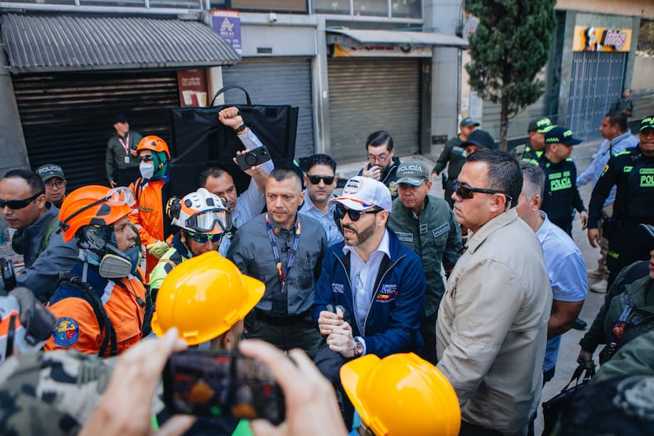Presidente Abelardo de la Espriella en Risaralda en medio de los destrozos que dejó el terremoto en ese departamento.