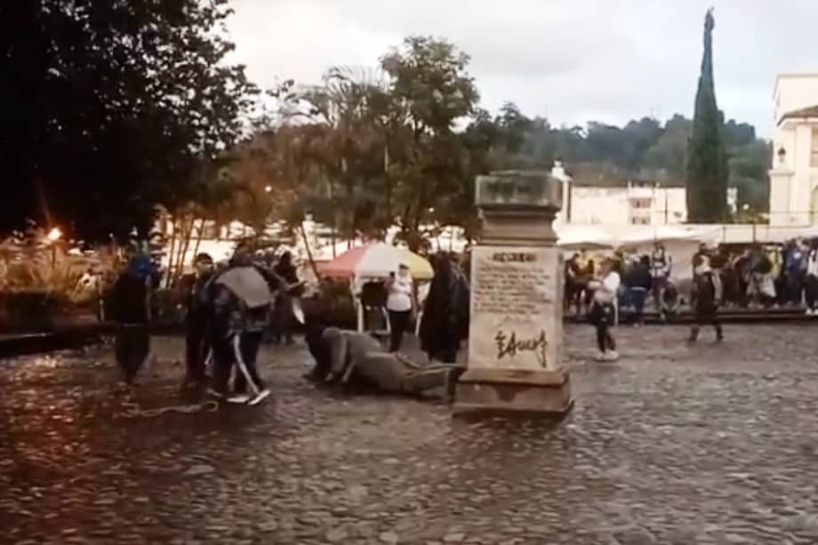 La base de la estatua quedó marcada con la palabra “negrero”.