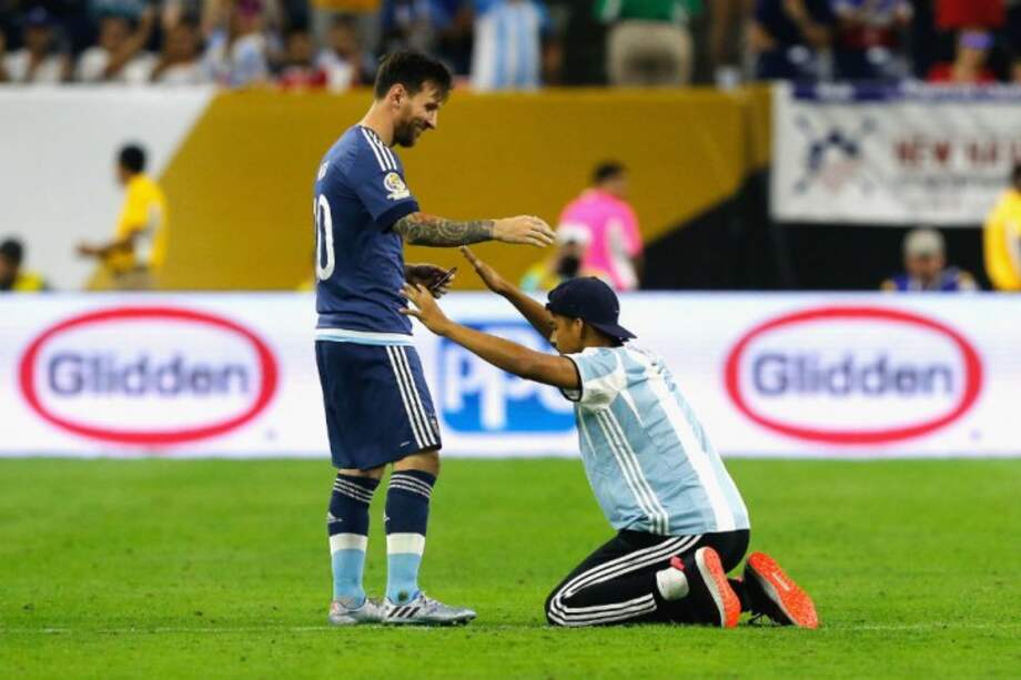 Michael Soto se arrodilló ante Lionel Messi cuando lo vio. Foto: AFP