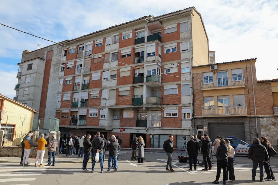Periodistas se reunieron frente a un edificio donde un incendio mató a cinco personas e hirió a otras cuatro en Manlleu, cerca de Barcelona.