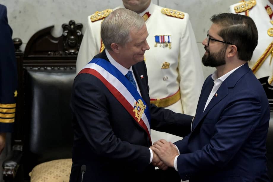 El nuevo presidente de Chile, José Antonio Kast, con la banda presidencial puesta, estrecha la mano del mandatario saliente, Gabriel Boric, en el Congreso Nacional en Valparaíso.