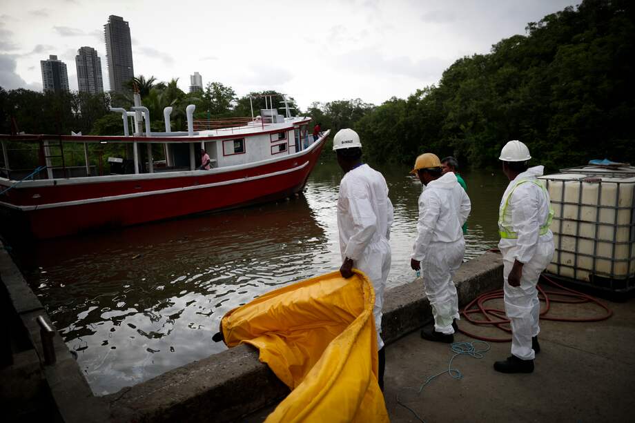 AME1054. CIUDAD DE PANAMÁ (PANAMÁ), 04/07/2023.- Trabajadores lanzan hoy una barrera para contener un derrame de combustible en el río Juan Díaz, en Ciudad de Panamá (Panamá). La rotura de una tubería que alimenta de combustible una caldera industrial generó un vertido de hidrocarburos en el río Juan Díaz, que fluye por sectores de la capital panameña y desemboca en la Bahía de Panamá en el océano Pacífico. EFE/Bienvenido Velasco