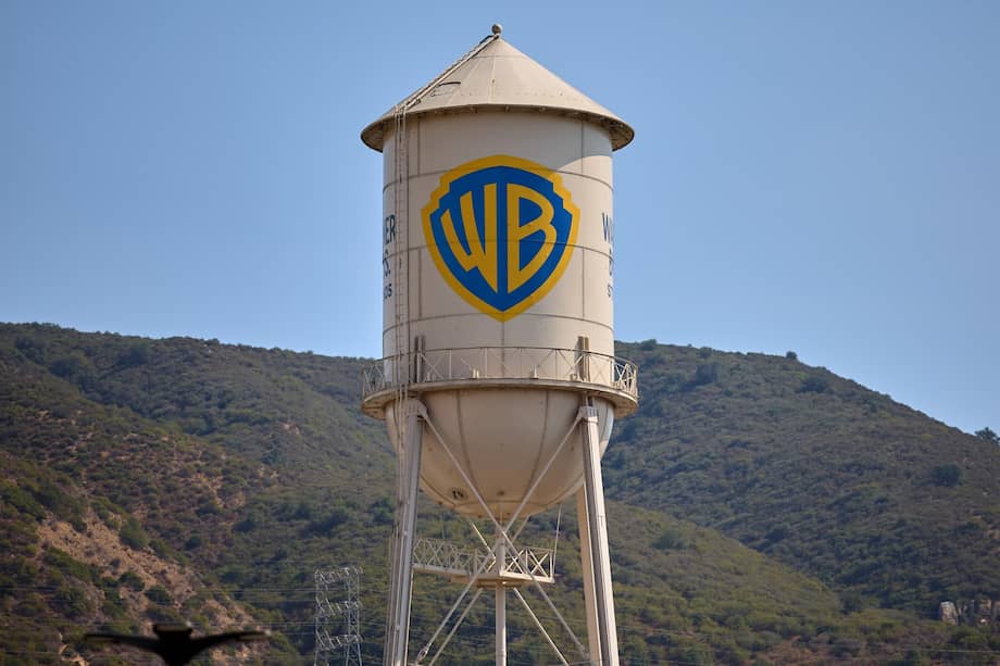 La icónica torre de agua de Warner Brothers en su estudio de Burbank, California.