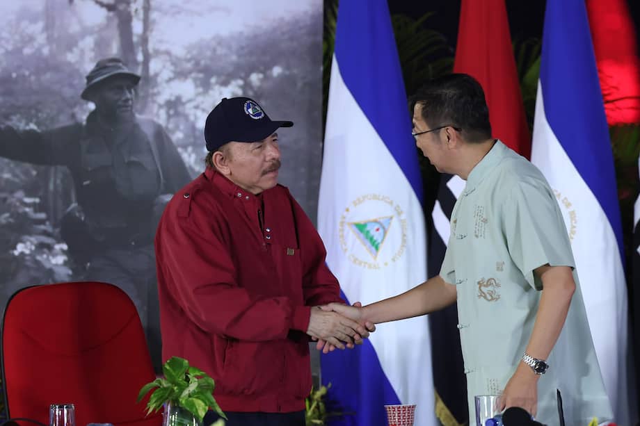 Fotografía cedida por la Presidencia de Nicaragua del mandatario Daniel Ortega, junto al representante de la empresa Yutong, Santi Zhou Qing, durante su participación en un acto de entrega de autobuses provenientes de la República Popular China.