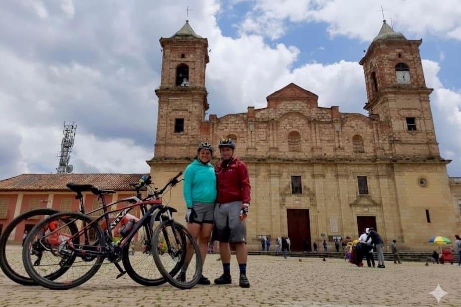 Deissy Karina Rodríguez Ballesteros y su esposo.