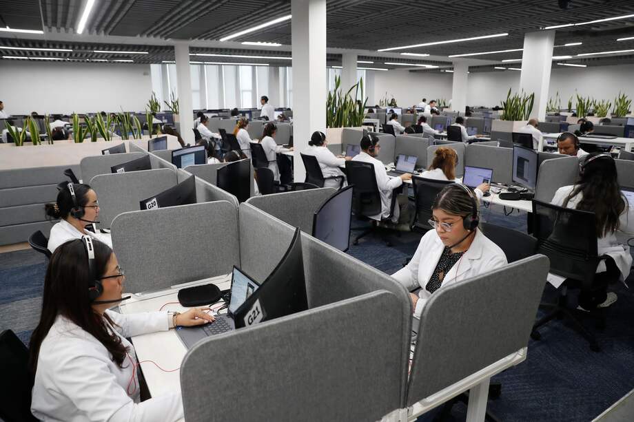 Personal médico atiende consultas a través de videollamadas en las instalaciones de Doctor SV este jueves, en San Salvador (El Salvador).