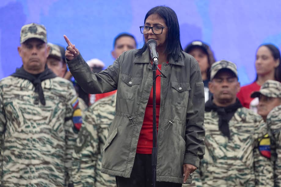 La presidenta encargada de Venezuela, Delcy Rodríguez, habla en una actividad oficialista para conmemorar el 'Día de la dignidad nacional' este lunes, en Caracas (Venezuela).