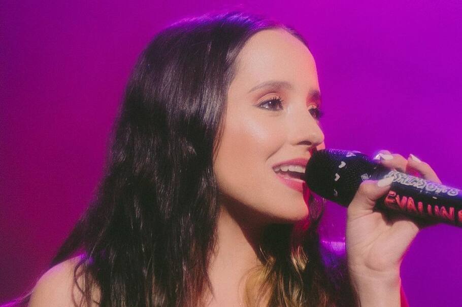 Evaluna continúa siendo tendencia por su particular estilo a la hora de vestirse. Así lució en un reciente concierto con su esposo Camilo.