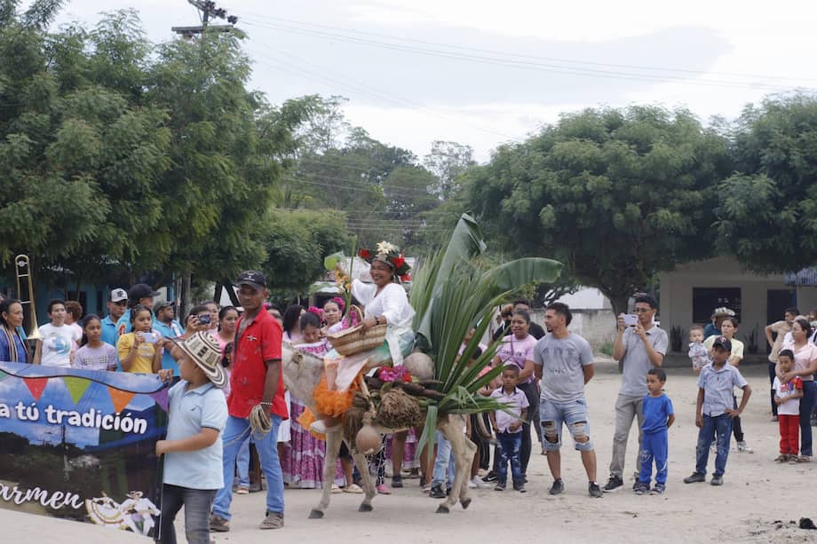 Desfile de burro en el festival “Canutalito Celebra Tú Tradición”.