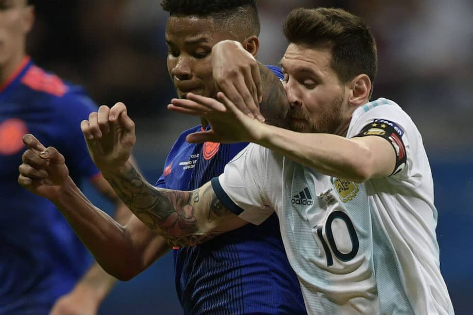 Barrios anuló a Lionel Messi a lo largo de los 90 minutos. / AFP