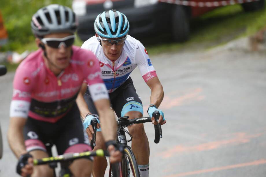 Simon Yates lanza un ataque en la decimoquinta etapa del Giro, Miguel Ángel López cierra la brecha. / AFP