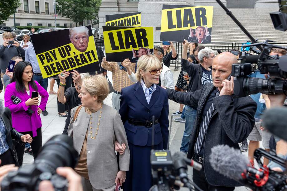 E. Jean Carroll (centro) y su abogada Roberta Kaplan (izquierda) caminan hacia su automóvil con la prensa siguiéndola afuera del Tribunal de los Estados Unidos Thurgood Marshall después de una audiencia sobre el caso de agresión sexual contra el expresidente Donald J. Trump.