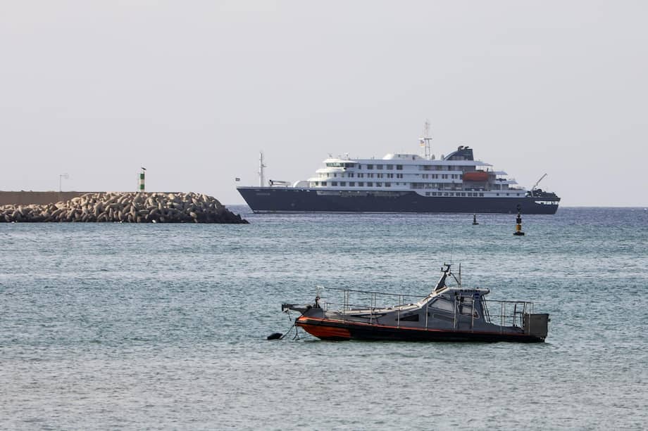El crucero holandés MV Hondius (al fondo) está anclado frente a la costa de la ciudad de Praia en la isla de Santiago, Cabo Verde.