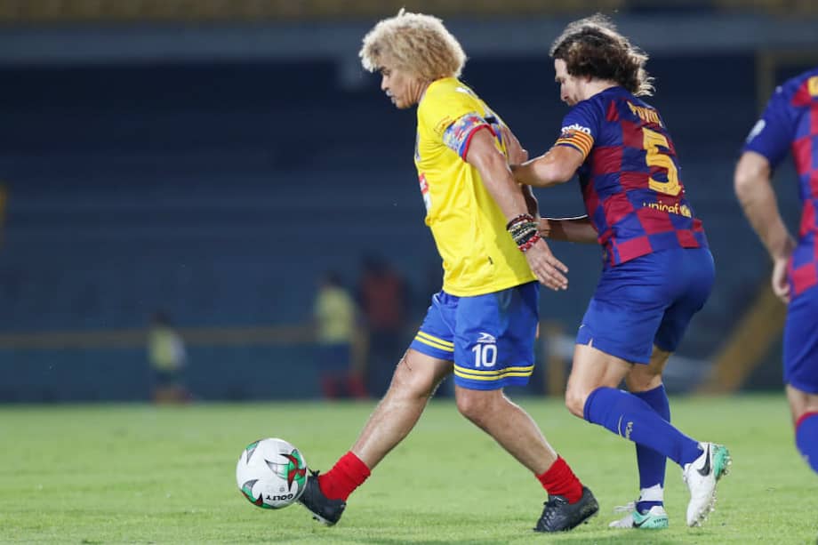Carlos "El Pibe" Valderrama (i), de las leyendas de Colombia, disputa un balón con Carles Puyol, este jueves en un partido de exhibición en Bogotá. / EFE