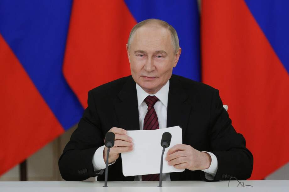 El presidente ruso, Vladimir Putin, hace una declaración a los medios de comunicación en el Kremlin en Moscú.